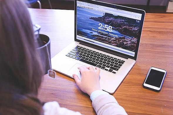 Junge Frau mit  Laptop