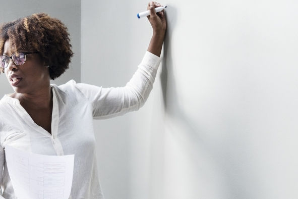 Lehrerin vor Whiteboard